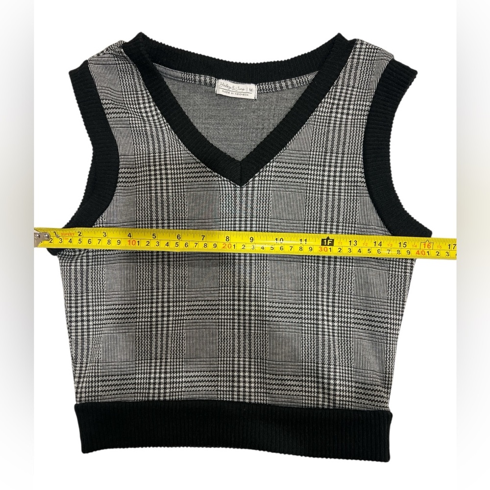 LN Haley and June light sweater vest  juniors size medium M Crop Plaid Black - Picture 6 of 6